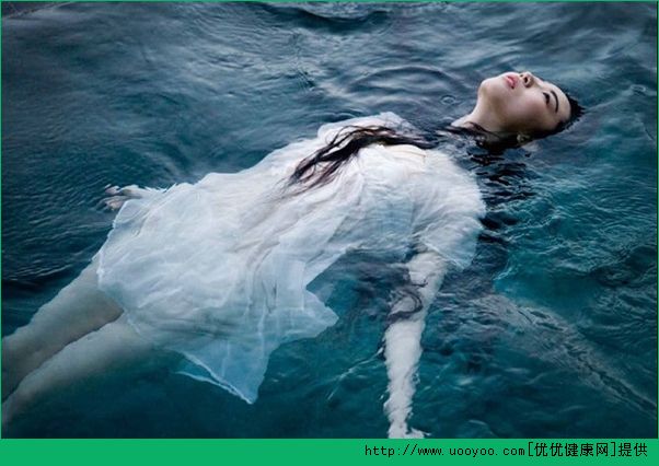 不會遊泳掉水裡怎麼辦？掉水裡不會遊泳怎麼辦？(2)
