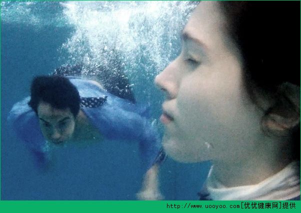 不會遊泳掉水裡怎麼辦？掉水裡不會遊泳怎麼辦？(3)