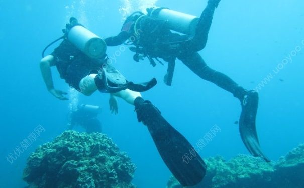 深潛要穿泳衣嗎？深潛潛水服裡面穿什麼？(4)
