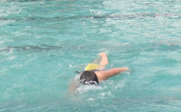 怎麼快速學遊泳？怎麼遊泳才不會往下沉？(2)