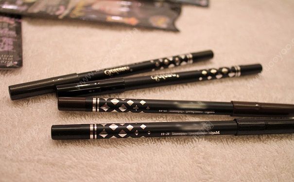 眼線筆和眼線膠筆有什麼區別?眼線筆和眼線膠筆的區別(3)