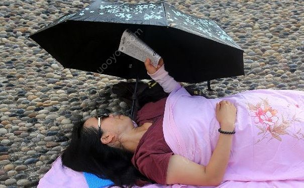 大爺大媽紮堆躺地面做熱療，夏天躺地上真的能去濕毒嗎？(2)