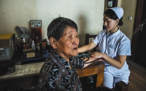 養老院每月收萬元養老金,依然一房難求,養老要註意什麼?(2)